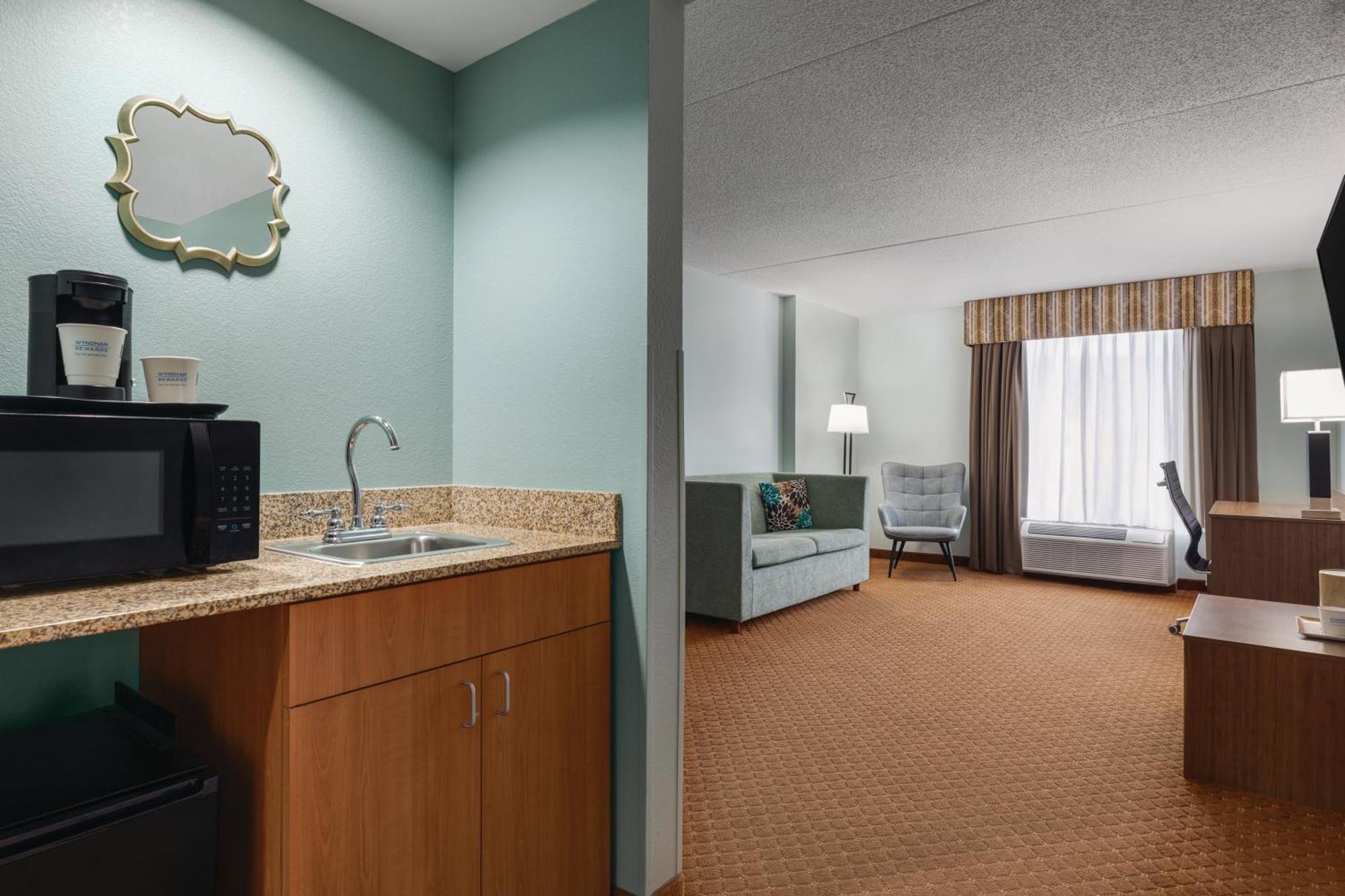 Wingate By Wyndham Louisville East Exterior photo