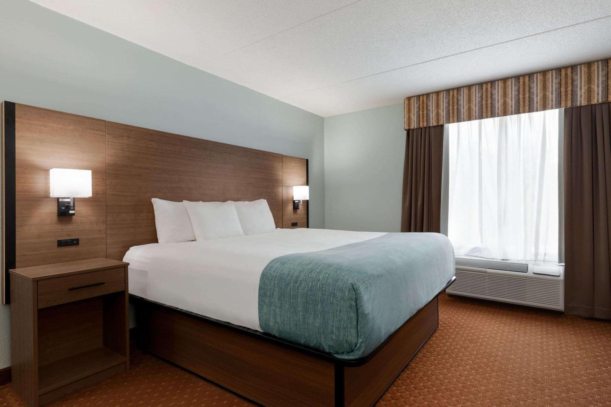 Wingate By Wyndham Louisville East Exterior photo